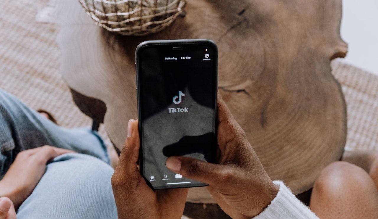 Una persona utiliza la aplicación TikTok en el móvil