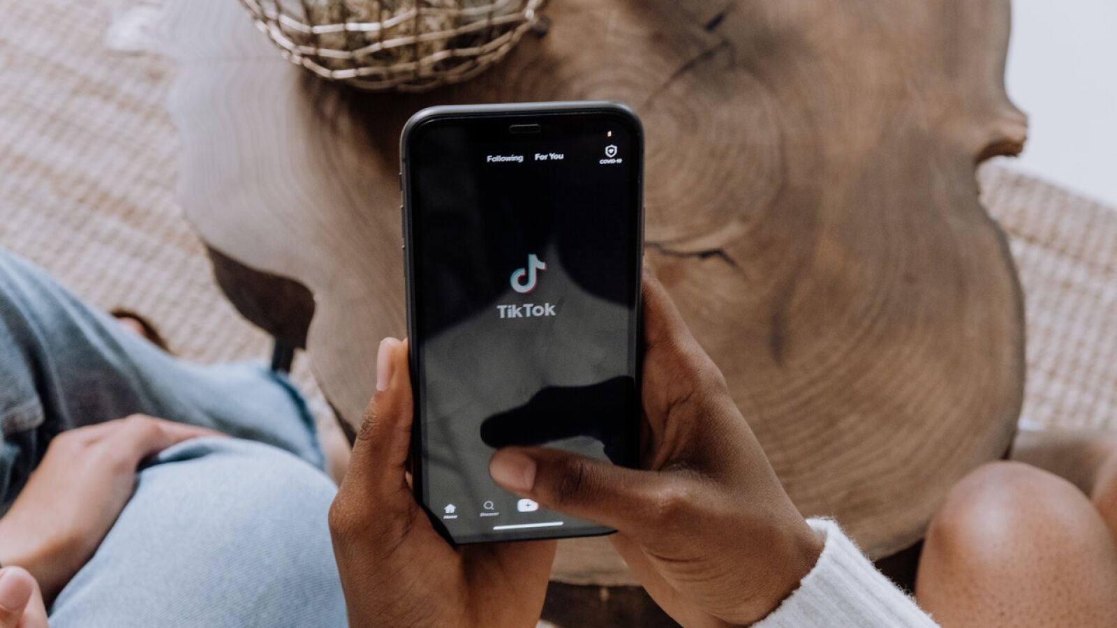 El motivo por el que lo niños no deberían tener TikTok hasta ser mayores de edad (explicado por Berryuca)