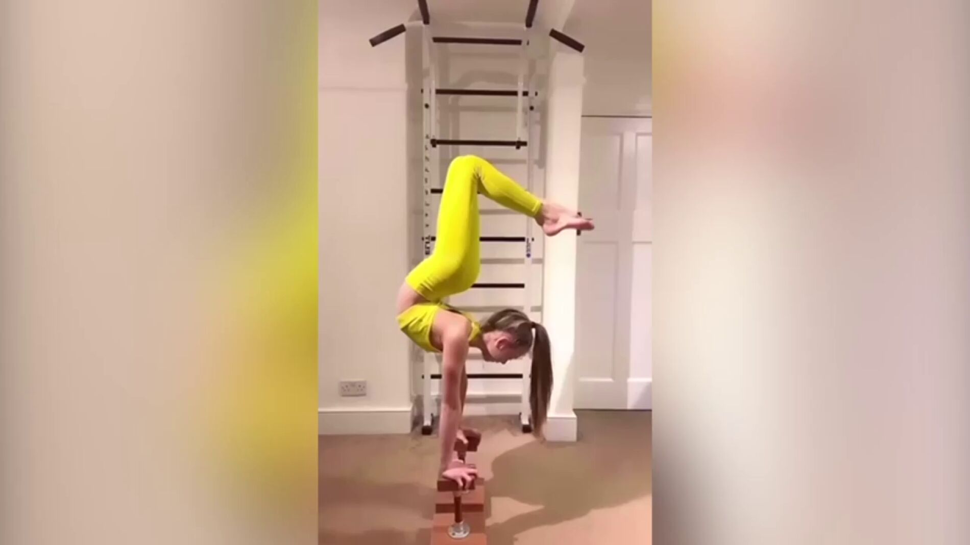 V&Iacute;DEO: Una ni&ntilde;a contorsionista se vuelve viral al doblar sus piernas y cuerpo de formas imposibles