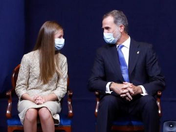 El rey Felipe VI y la princesa Leonor durante la ceremonia de entrega de los Premios Princesa de Asturias 2020.