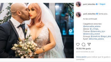 Un culturista que se casó con su muñeca sexual quiere tener varias esposas de plástico y acostarse con un pollo muerto