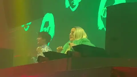 Esta abuela DJ sorprende al público y no solo por su música Esta abuela DJ sorprende al público y no solo por su música