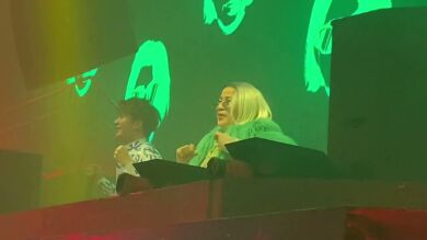 Esta abuela DJ sorprende al público y no solo por su música