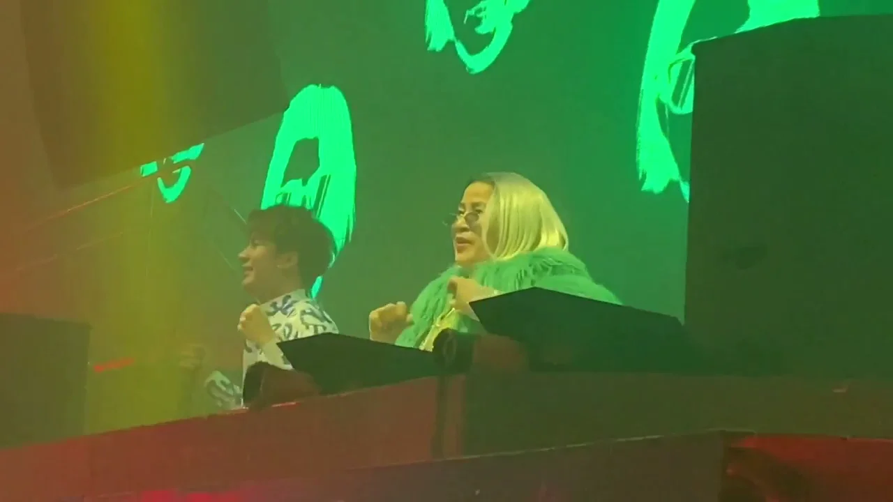 Esta abuela DJ sorprende al público y no solo por su música
