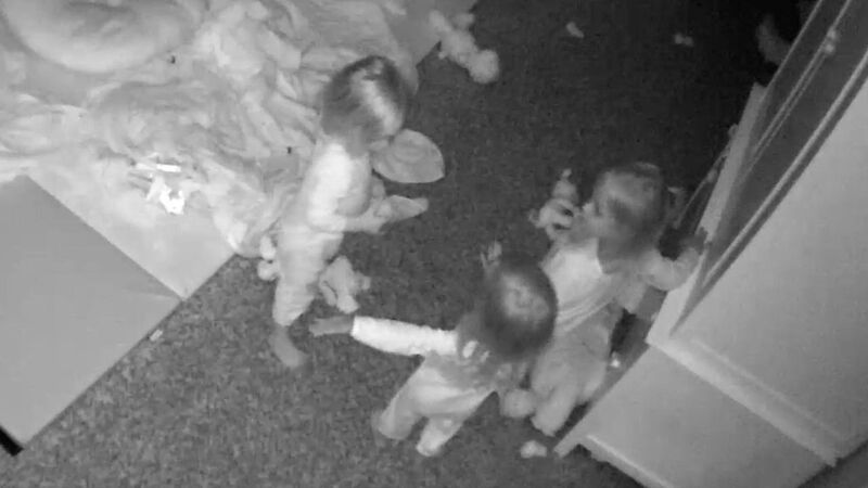 Unos trillizos hablan con una figura invisible y le dicen a su madre que había un monstruo