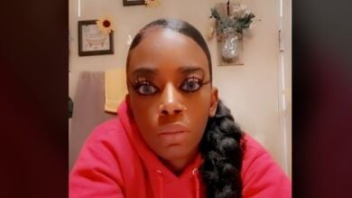 Una chica confunde pegamento con laca y su desastre capilar se convierte en viral en TikTok 