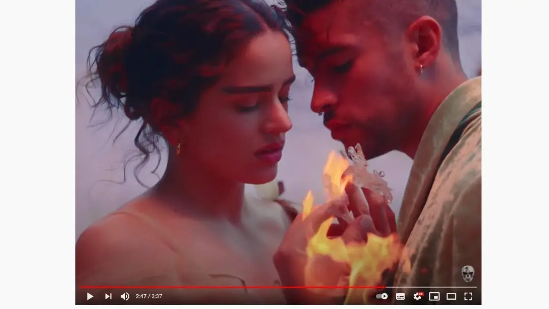 Rosalía y Bad Bunny en el videoclip de 'La noche de anoche'