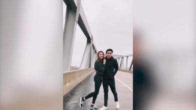 VÍDEO: Un estudiante le pide a una chica que sea su novia mientras se hacen una foto