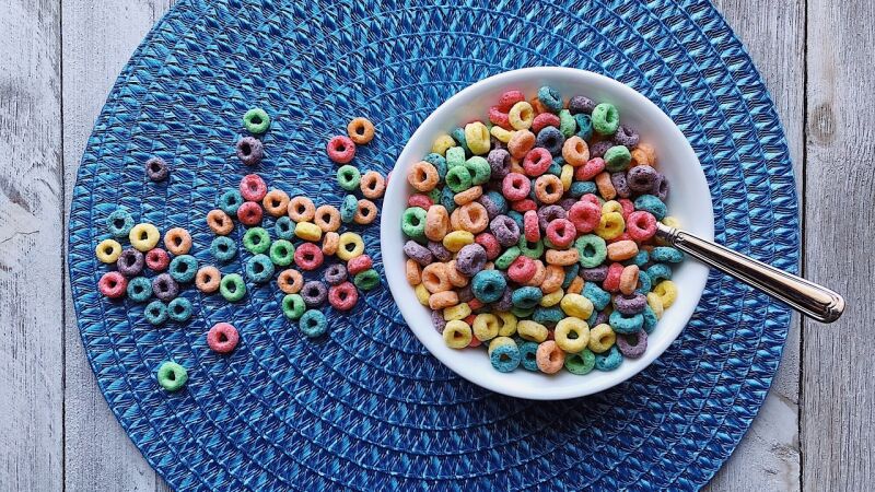 Un restaurante crea una pizza con cereales de colores: ¿Te atreverías a probarla?