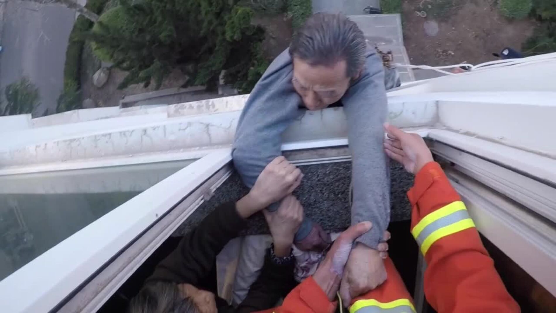 Bomberos rescatan a un hombre de una ventana