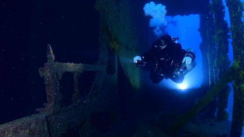 VÍDEO: Un buceador descubre aviones de combate de la Segunda Guerra Mundial en el fondo del mar