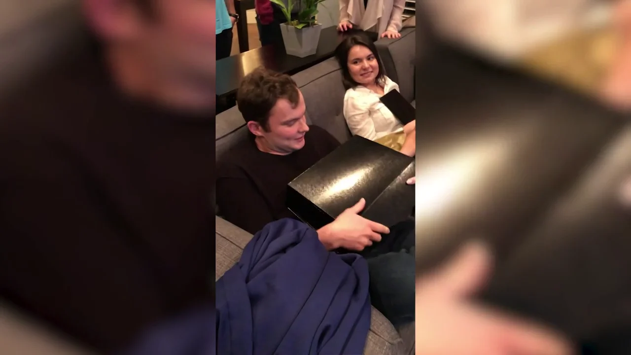 VÍDEO: Le da a su marido la sorpresa de su vida por su cumpleaños VÍDEO: Le da a su marido la sorpresa de su vida por su cumpleaños