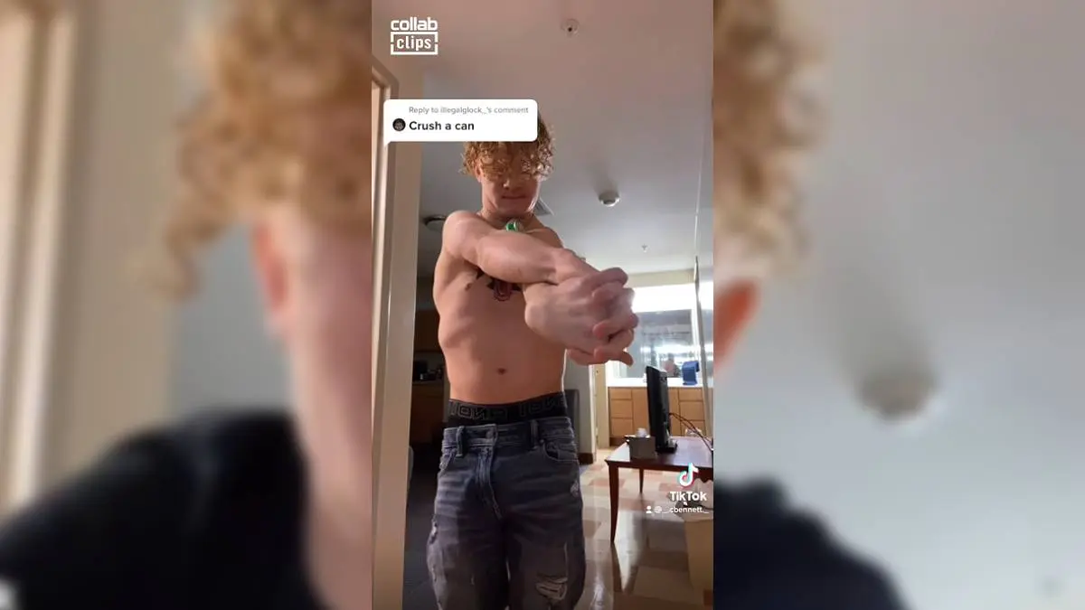 Un hombre es capaz de aplastar una lata con los hombros Un hombre es capaz de aplastar una lata con los