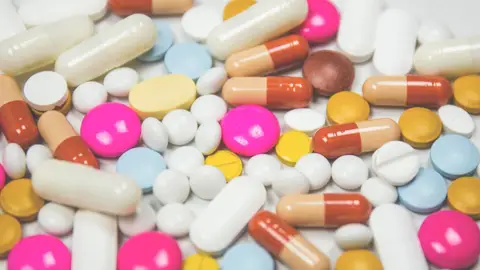 Lo más común es mitigar el dolor con pastillas Lo más común es mitigar el dolor con pastillas
