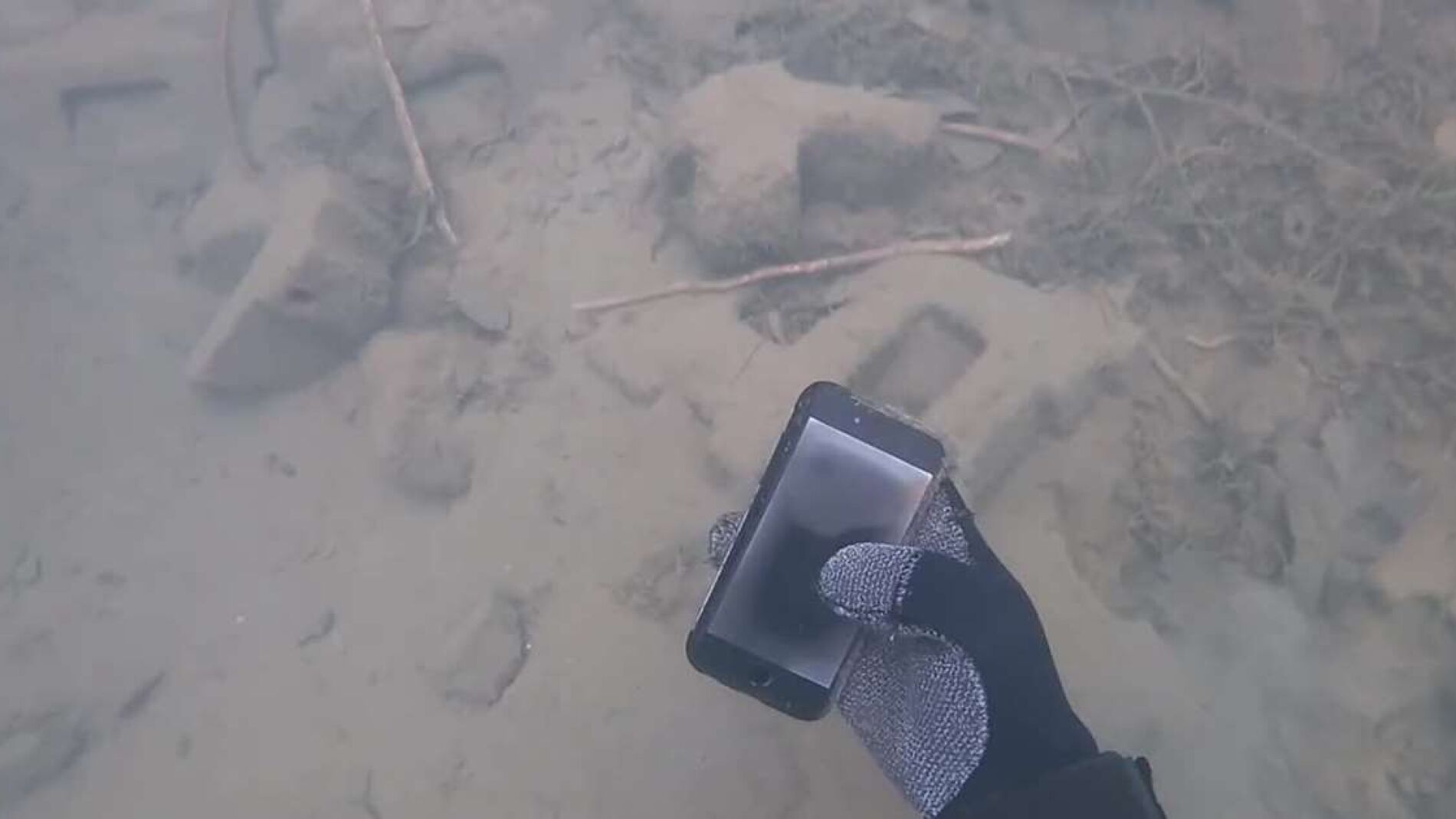 Recupera un iPhone del fondo de un lago