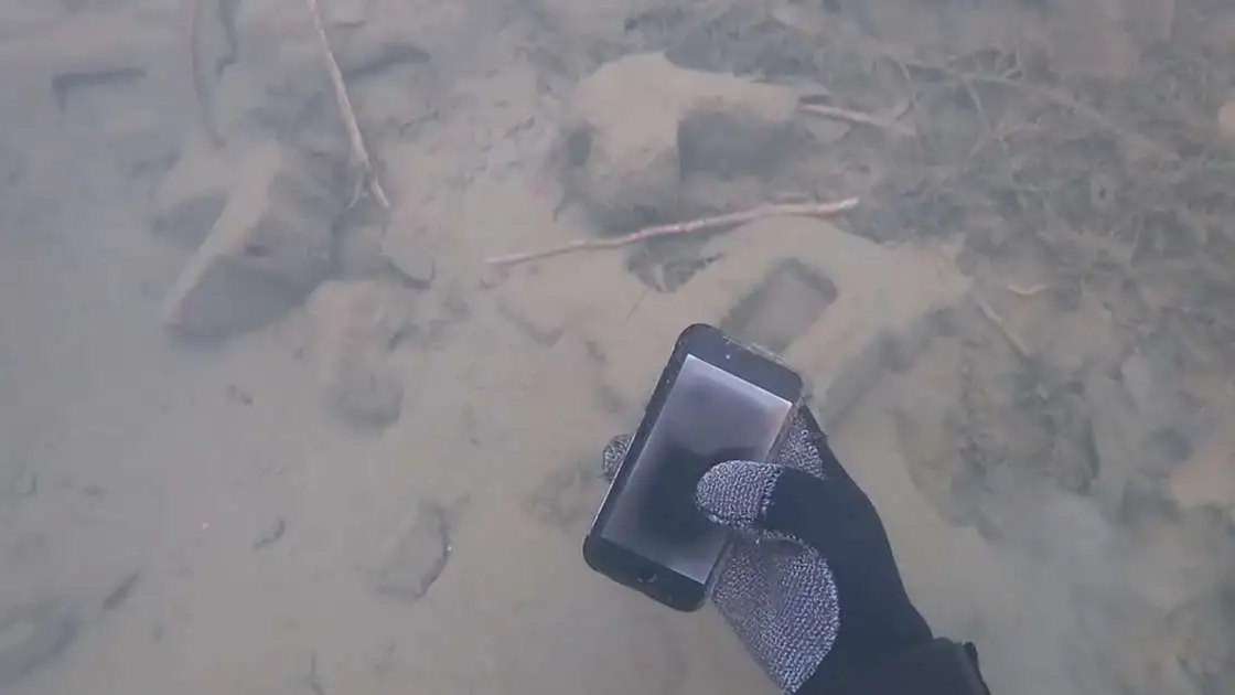 Recupera un iPhone del fondo de un lago