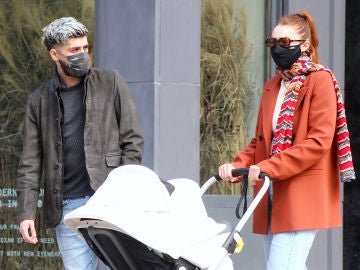 Zayn Malik y Gigi Hadid paseando a su hija 