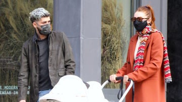 Zayn Malik y Gigi Hadid paseando a su hija