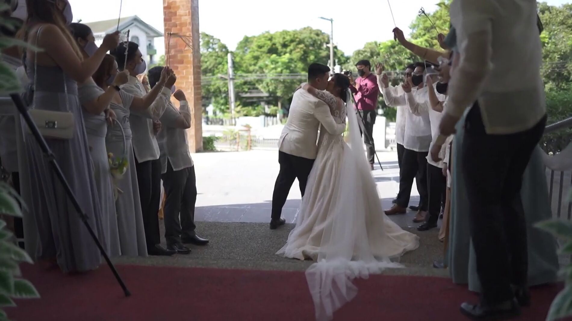 Reci&eacute;n casados intentan darse un beso de pel&iacute;cula y les sale terriblemente mal