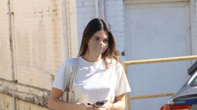 Detienen a un hombre por bañarse desnudo en la piscina de Kendall Jenner