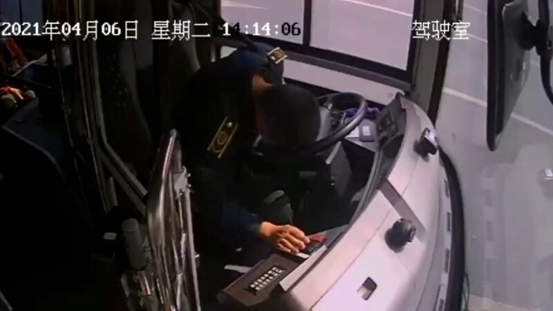 Aterrador momento en que un conductor logra detener un autobús lleno de pasajeros antes de desmayarse al volante