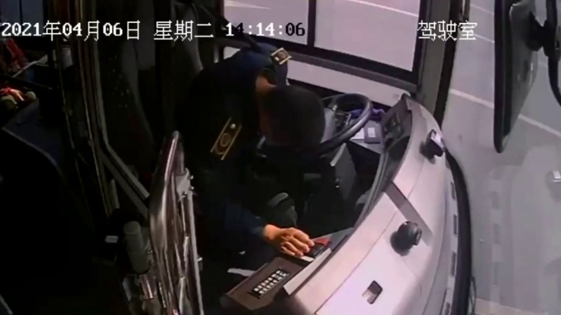 Aterrador momento en que un conductor logra detener un autob&uacute;s lleno de pasajeros antes de desmayarse al volante