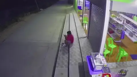 Una mujer se lleva el susto de su vida cuando una serpiente se desliza entre sus piernas Una mujer se lleva el susto de su vida cuando una serpiente se desliza entre sus piernas