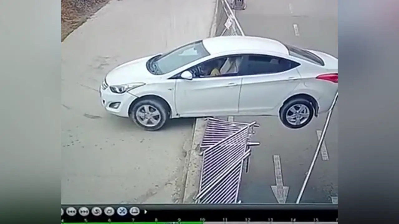 Un coche se queda colgando de un bordillo a varios metros de altura de un bordillo en China