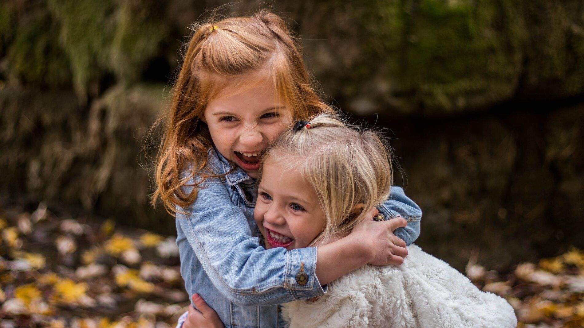 Ni&ntilde;as sonrientes