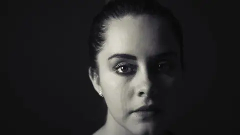 Mujer llorando Mujer llorando