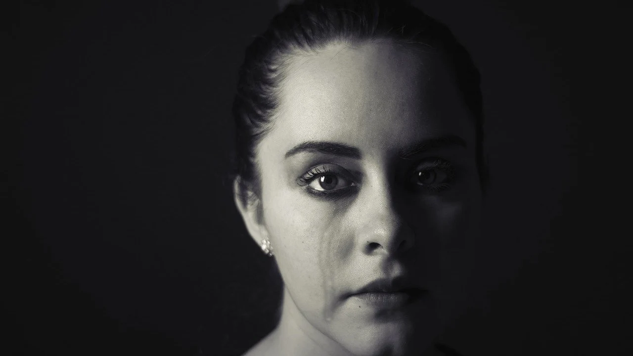 Mujer llorando Mujer llorando