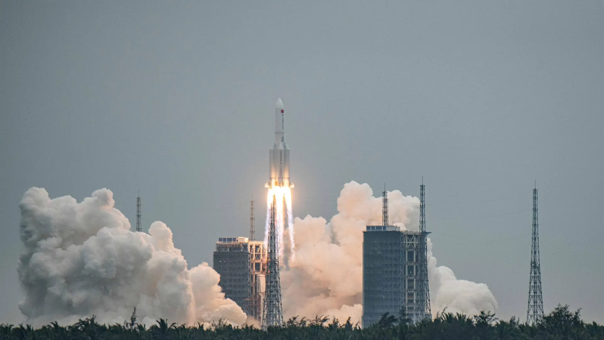el cohete chino fuera de control cae en el océano Índico