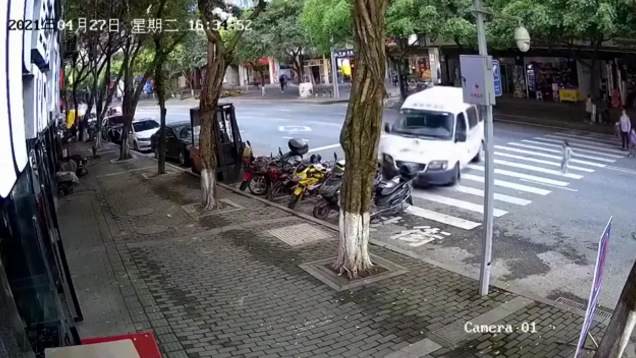 El impactante momento en que un coche se queda a centimetros de atropellar a un bebé El impactante momento en que un coche se queda a centimetros de atropellar a un bebé