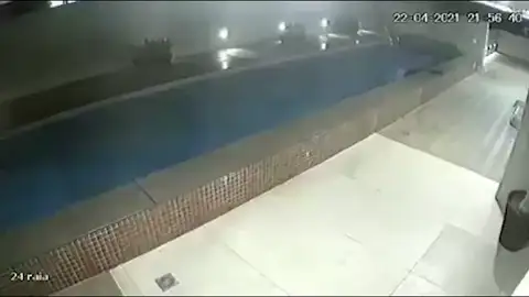 Una piscina se derruma en el techo de un bloque de apartamentos en Brasil Una piscina se derruma en el techo de un bloque de apartamentos en Brasil