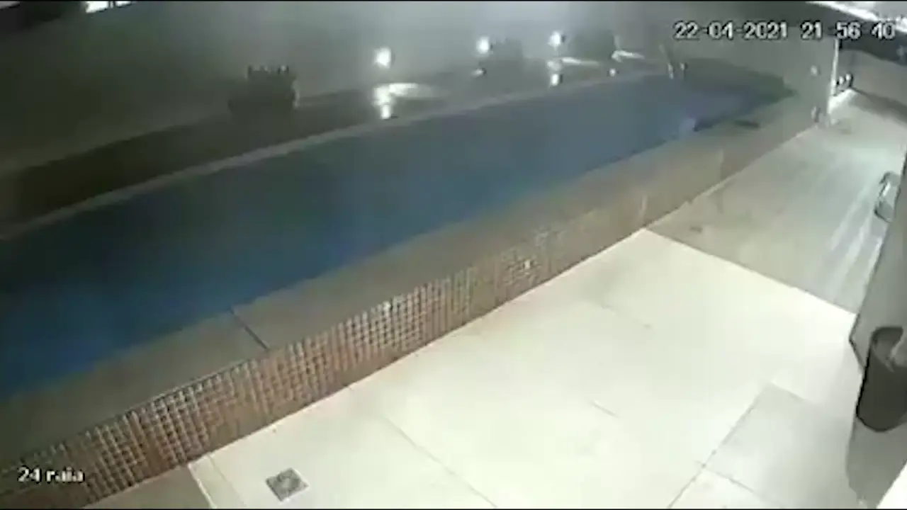 Una piscina se derruma en el techo de un bloque de apartamentos en Brasil