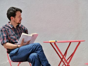 Pablo Iglesias se corta la coleta tras dejar la pol&iacute;tica
