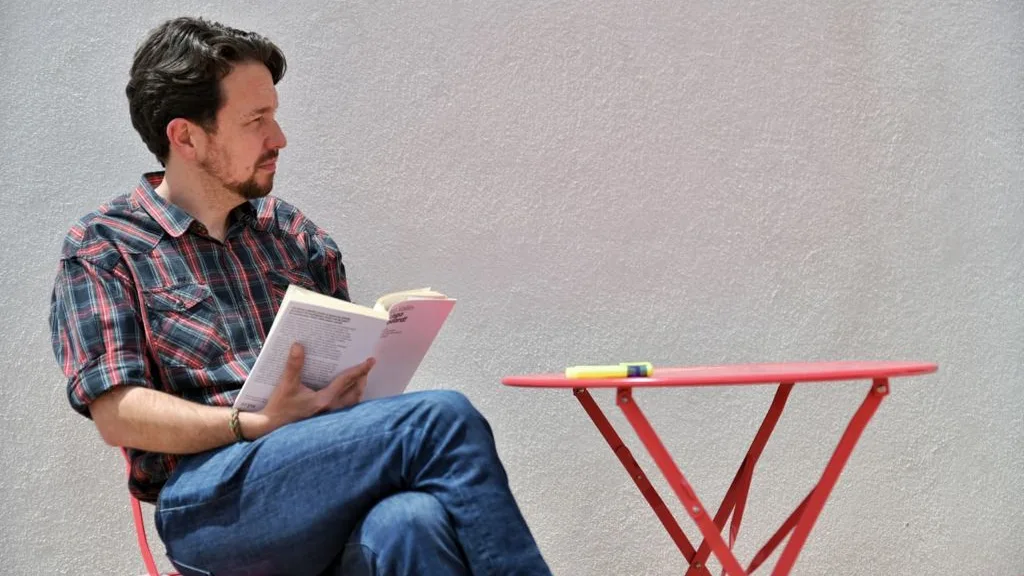 Pablo Iglesias se corta la coleta tras dejar la pol&iacute;tica