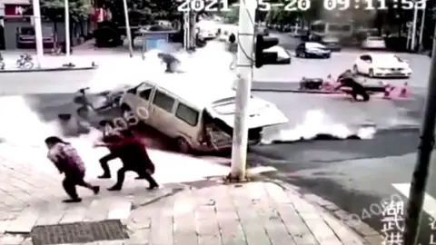 Una calle entera explota mandando a los transeúntes Una calle entera explota mandando a los transeúntes