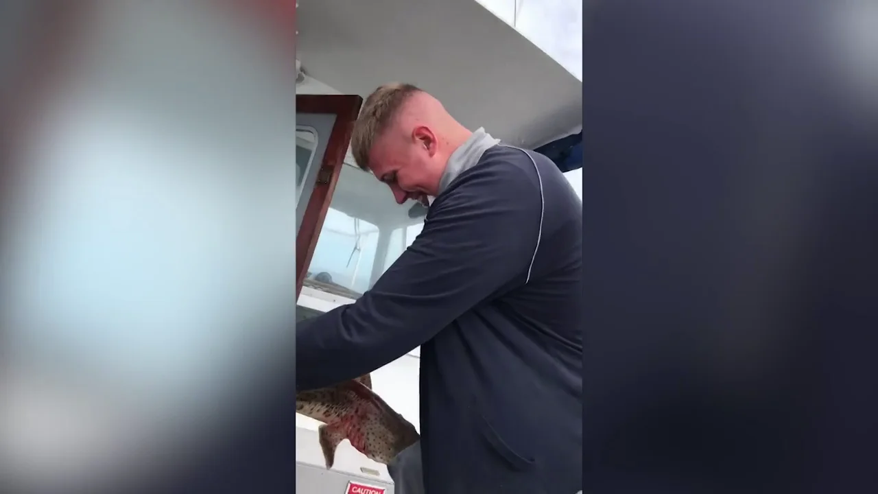El momento en que un pez muerde a un pescador en la ingle