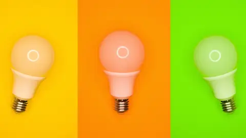 ¿Quién se puede beneficiar de la reducción del IVA de la luz? Los 8 cambios que tienes que hacer para ahorrar con la nueva factura de la luz