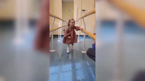Conmovedor video muestra a una niña de dos años dando sus primeros pasos con una pierna protésica Conmovedor video muestra a una niña de dos años dando sus primeros pasos con una pierna protésica