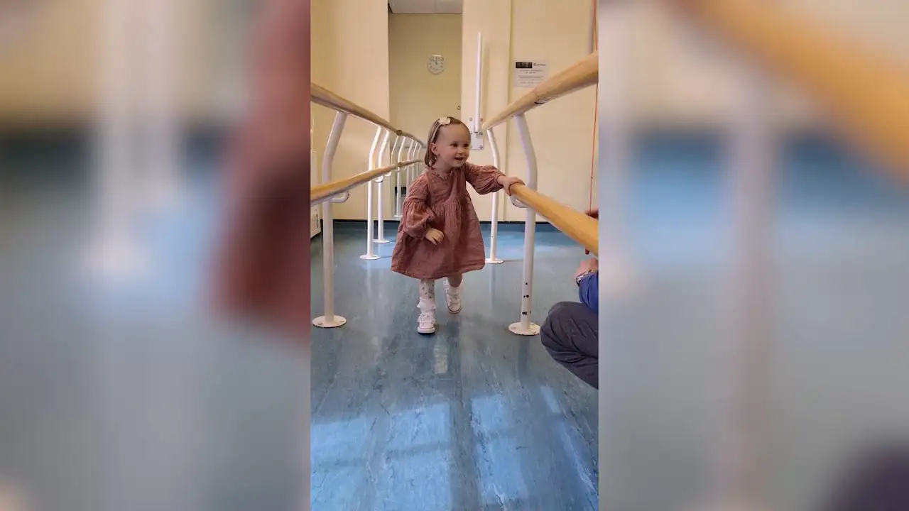 Conmovedor video muestra a una niña de dos años dando sus primeros pasos con una pierna protésica