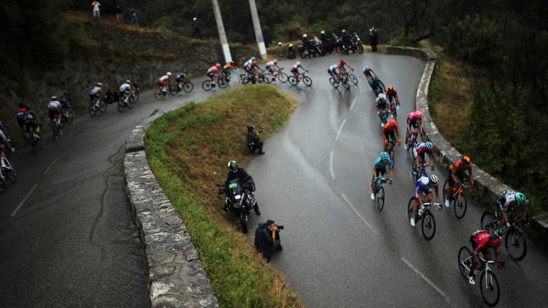 Una aficionada imprudente causa un tremendo accidente en el Tour de Francia y crea un efecto dominó