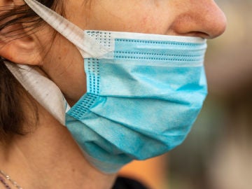 Con la mascarilla por debajo de la nariz