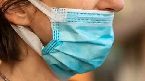 Con la mascarilla por debajo de la nariz Con la mascarilla por debajo de la nariz