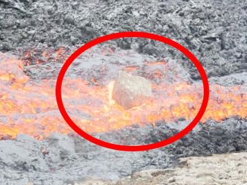 Roca en un rio de lava