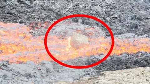 Roca en un rio de lava Roca en un rio de lava