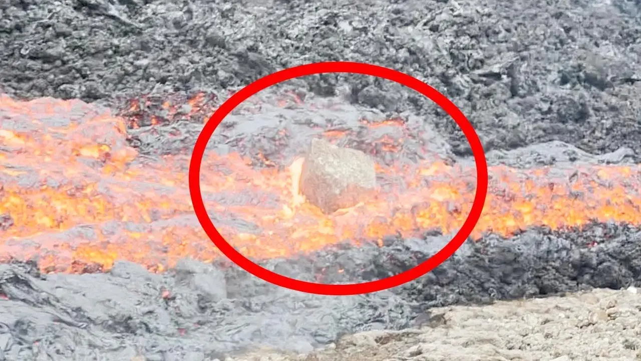 Roca en un rio de lava