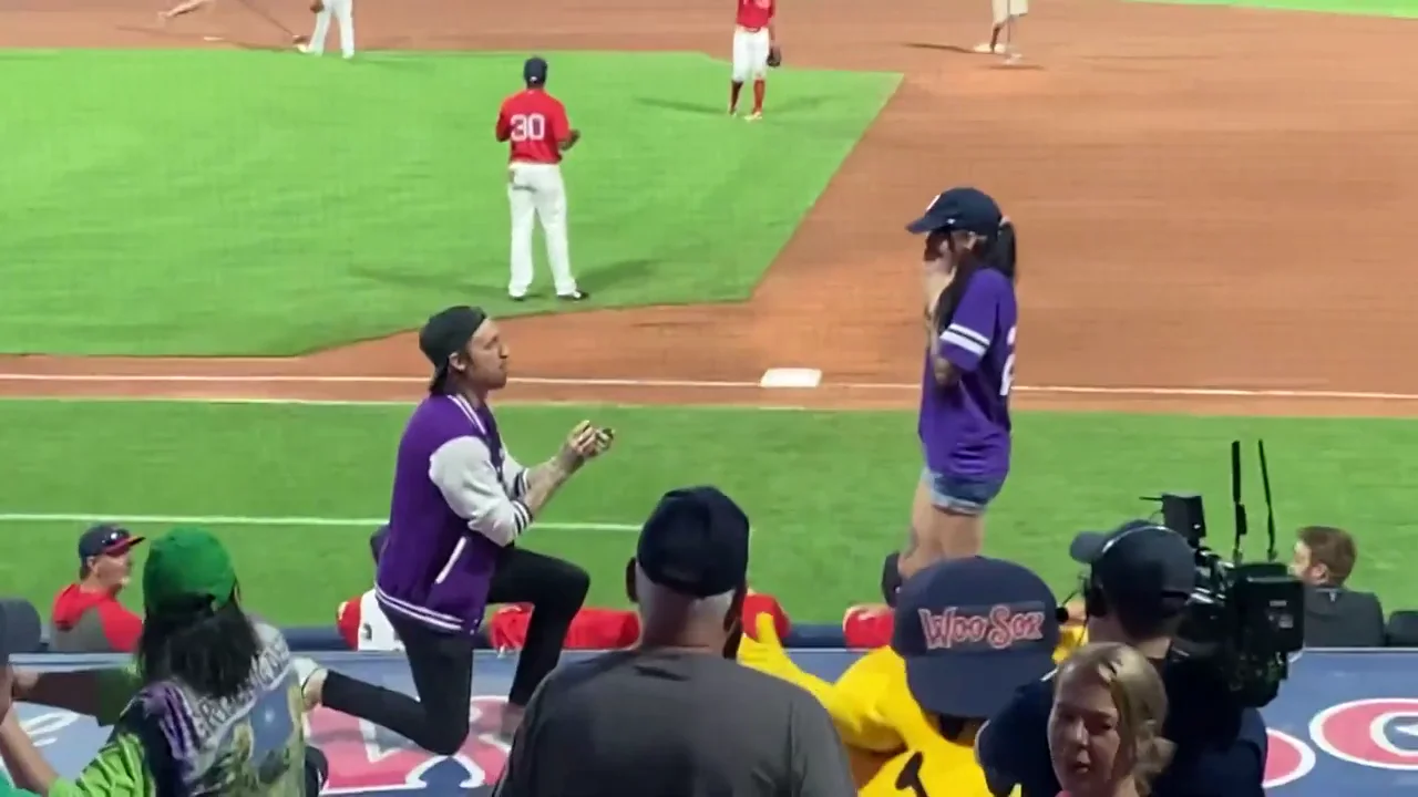 El bochornoso desenlace de una pedida de matrimonio en un partido se vuelve viral