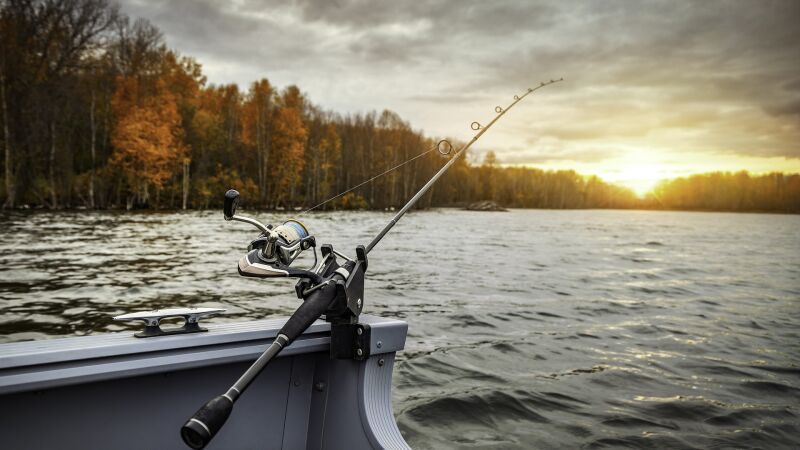 Un hombre pesca su corazón con su propia caña de pescar
